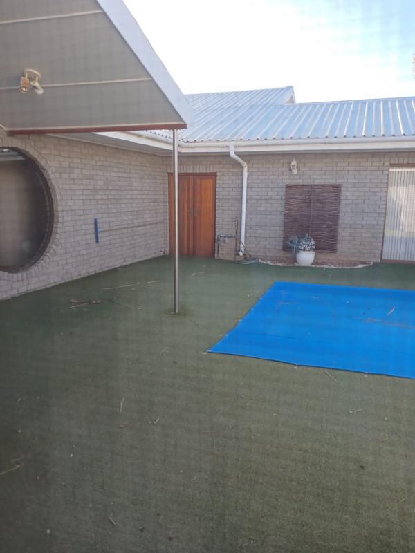 4 Bedroom Property for Sale in Lutzville Western Cape